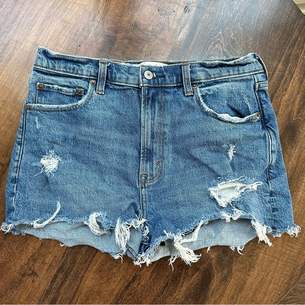 Abercrombie & Fitch The Mom Short High Rise Size 28/8 Distressed